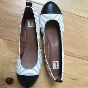 Ellen Degeneres shows ballerina flats with box 7.5